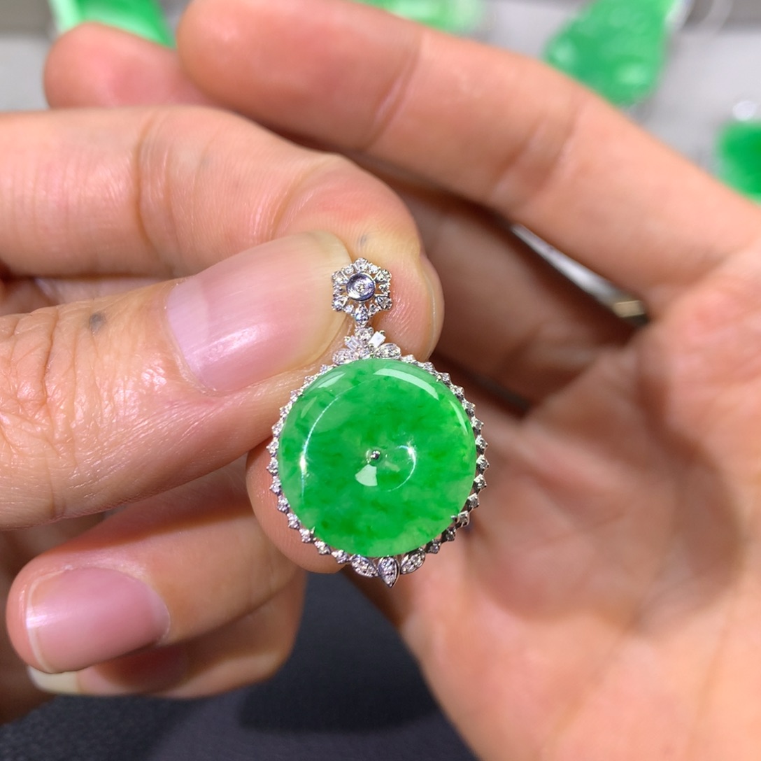 翡翠颈饰18K金镶嵌翡翠