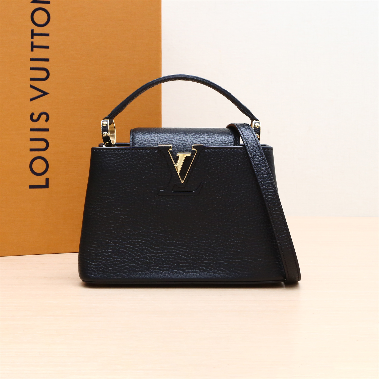 95新 LouisVuitton/路易威登 黑黑精选 Capucines Mini 包 芯片