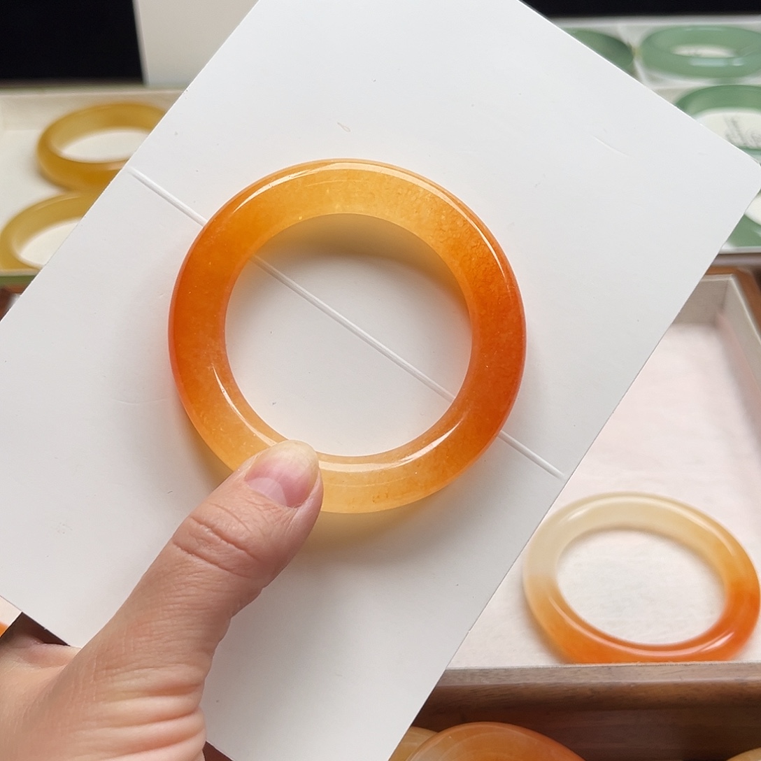 ****石英质玉未镶嵌手镯