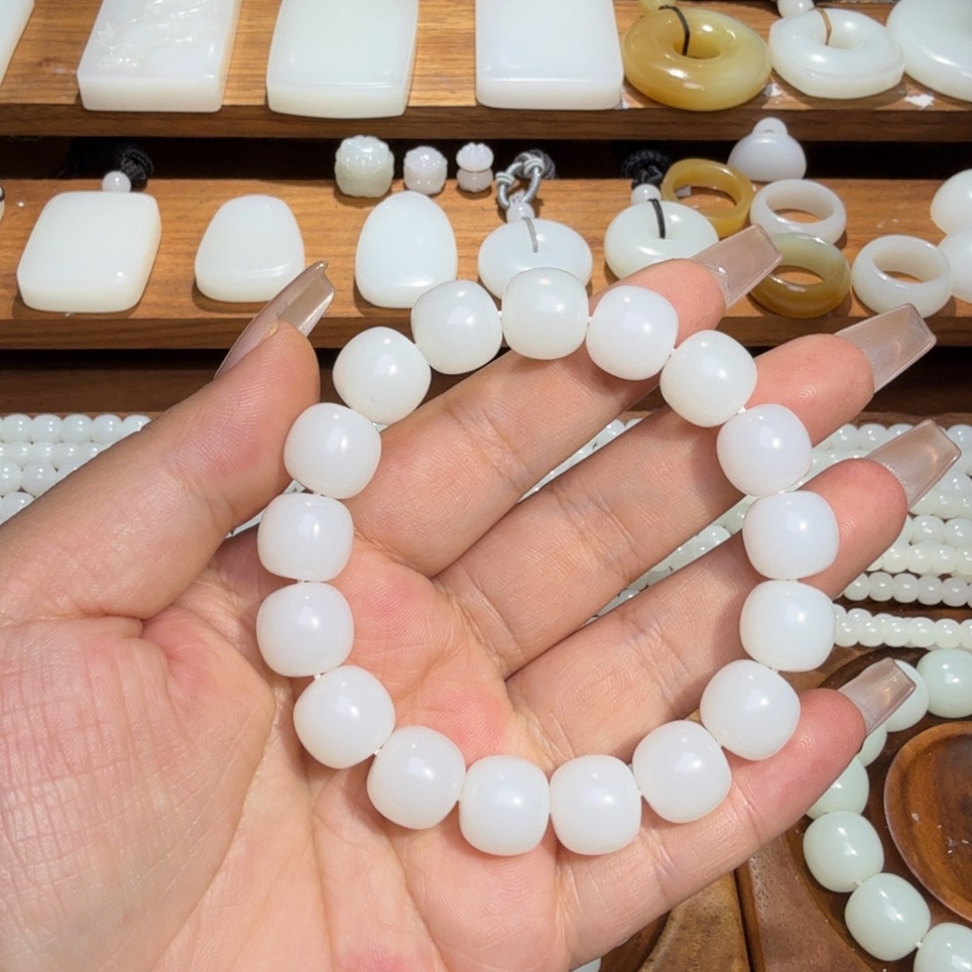 我***九和田玉未镶嵌颈饰