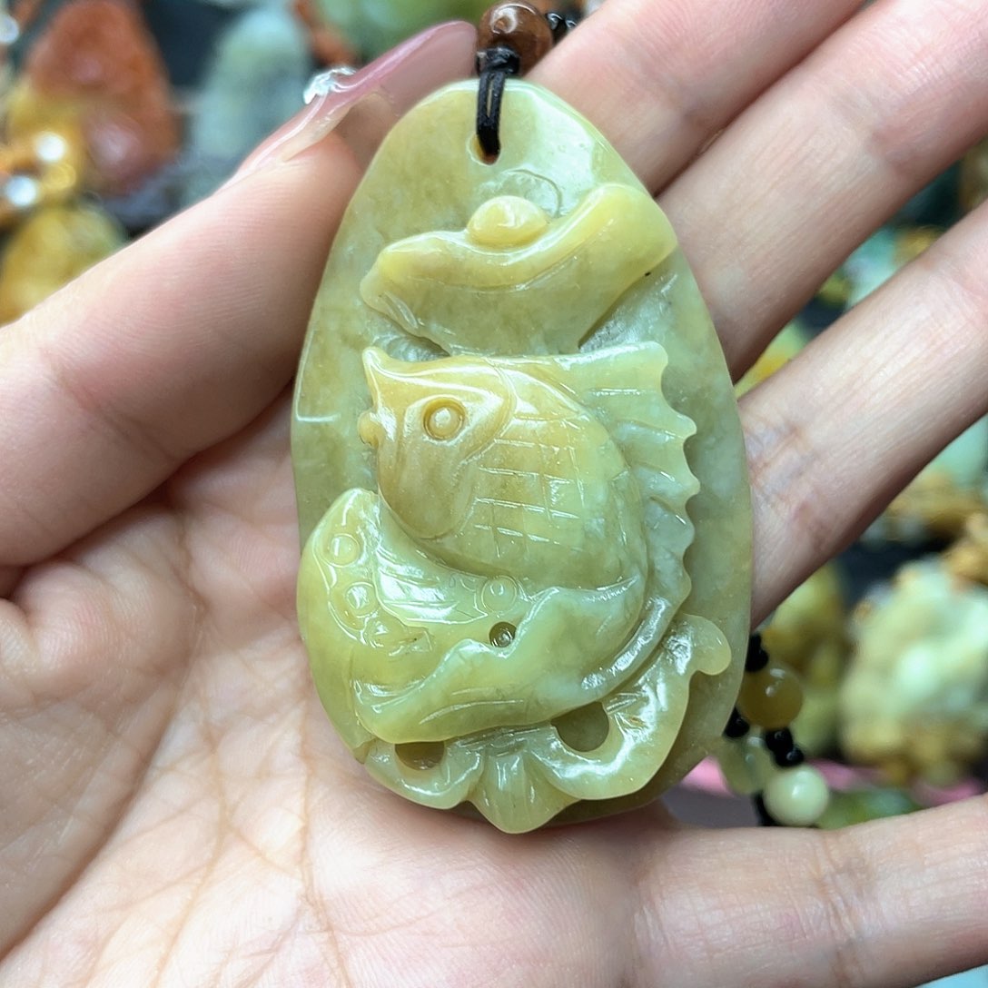 蛇纹石玉颈饰未镶嵌