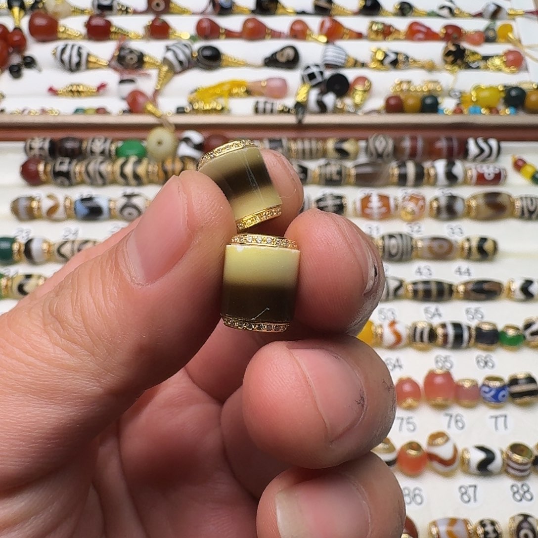 豆***汁玛瑙/玉髓未镶嵌单颗