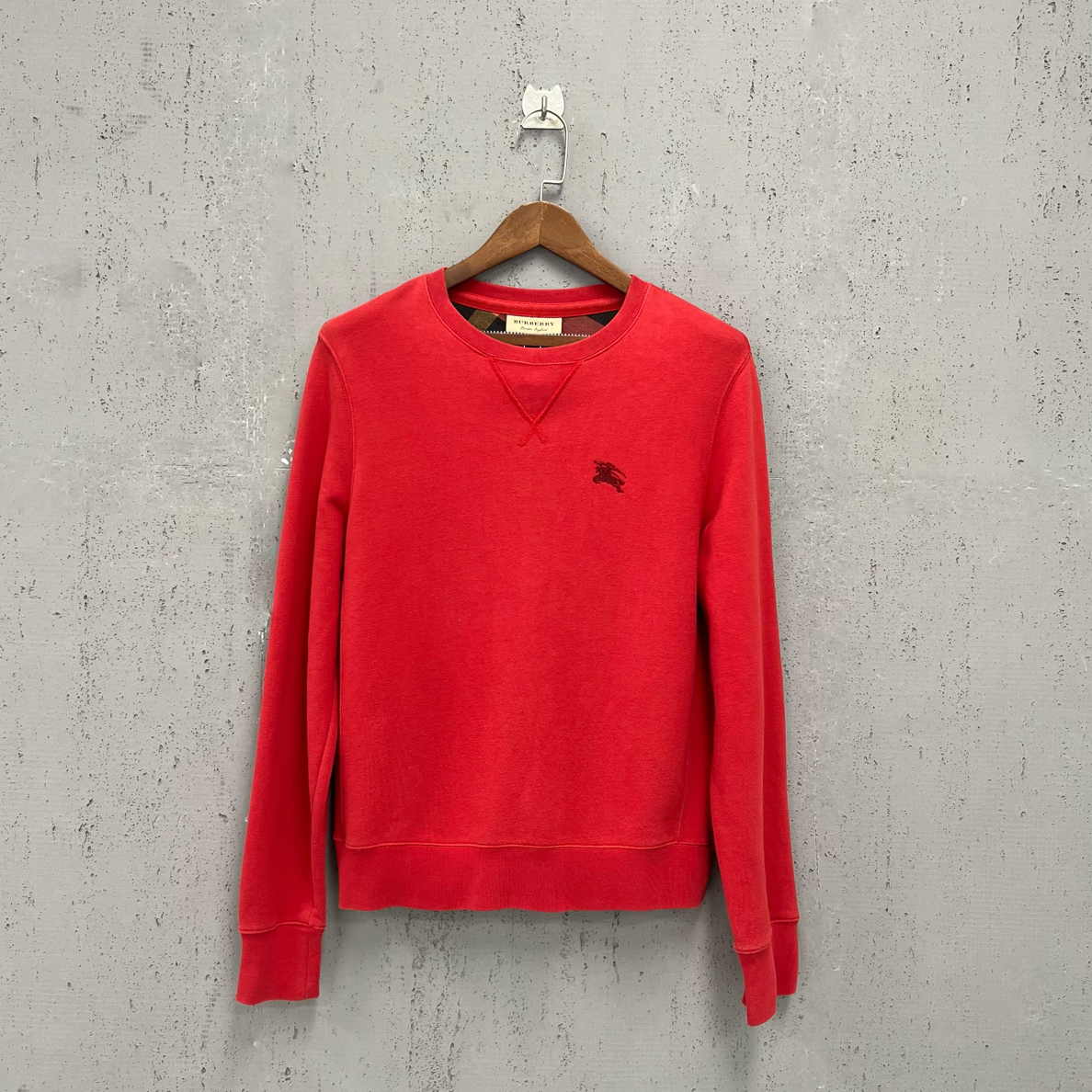 99新 BURBERRY/博柏利 红色胸前战马刺绣标卫衣s码 Z00471