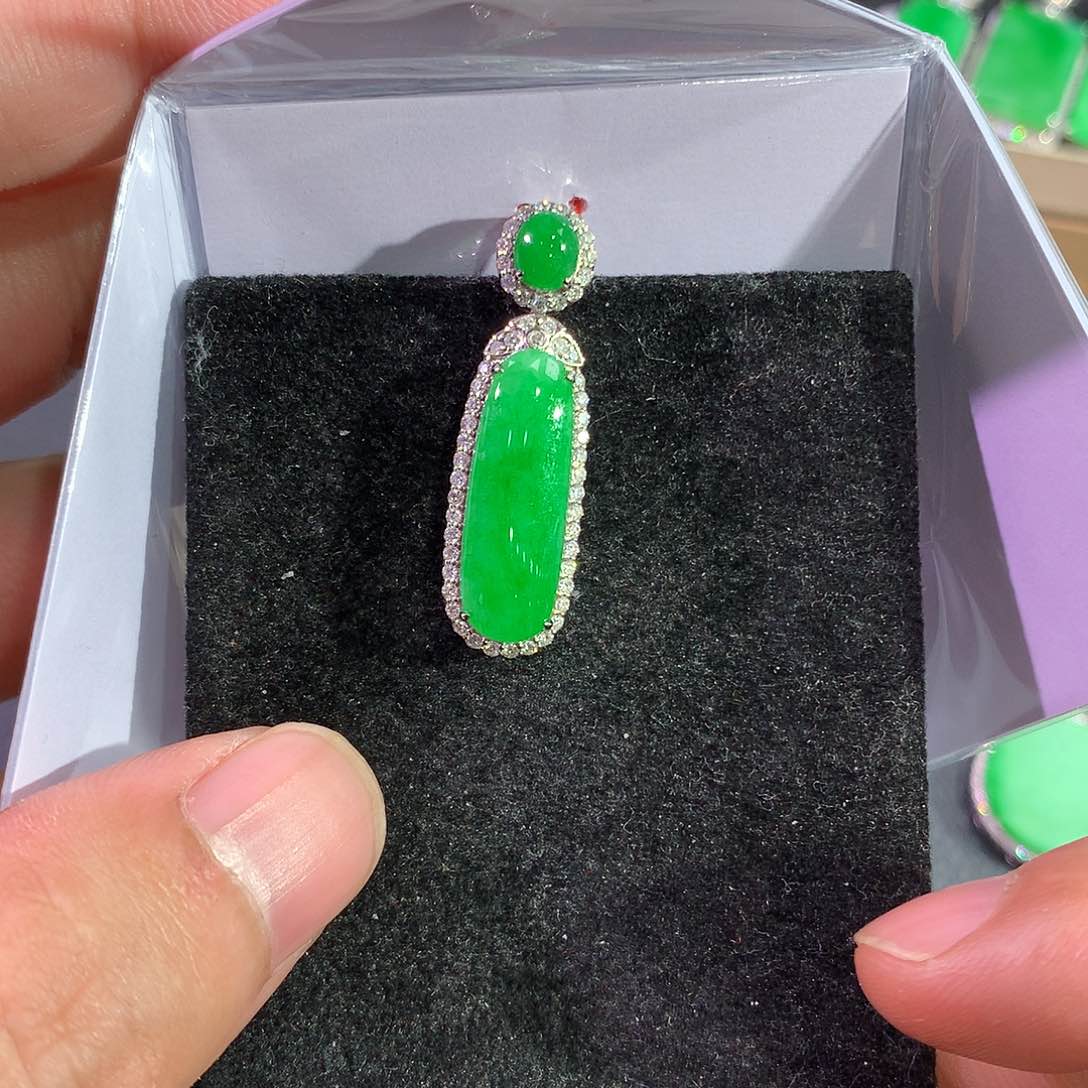 翡翠吊坠(赠链)18K金镶嵌