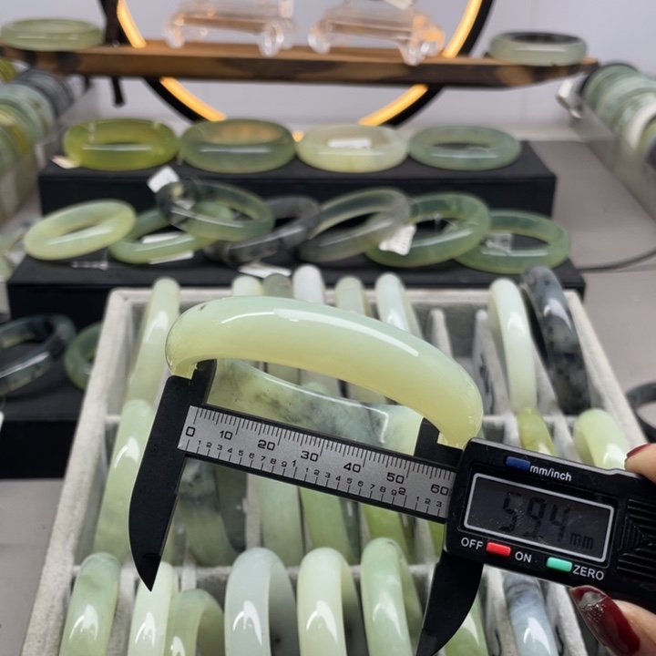 蛇纹石玉手镯未镶嵌243