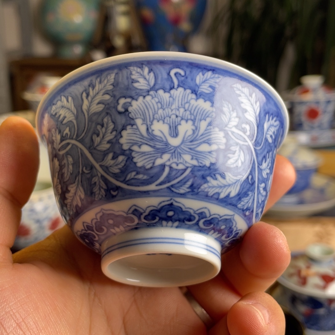 青花蓝底牡丹花杯子