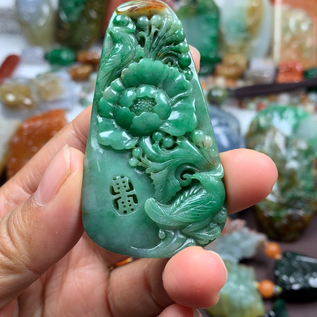 翡翠未镶嵌颈饰挂件