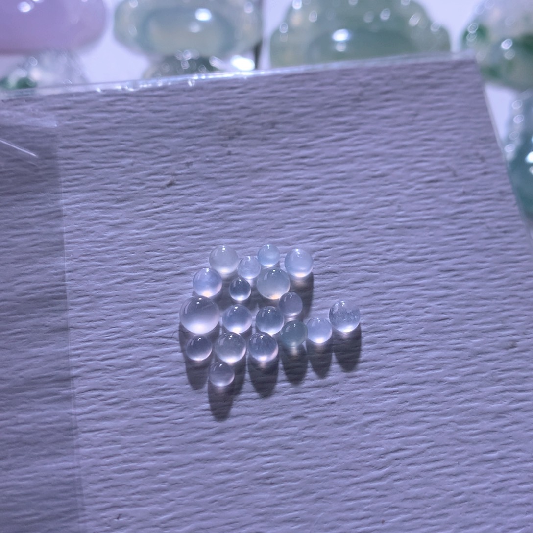 翡翠未镶嵌颈饰一手