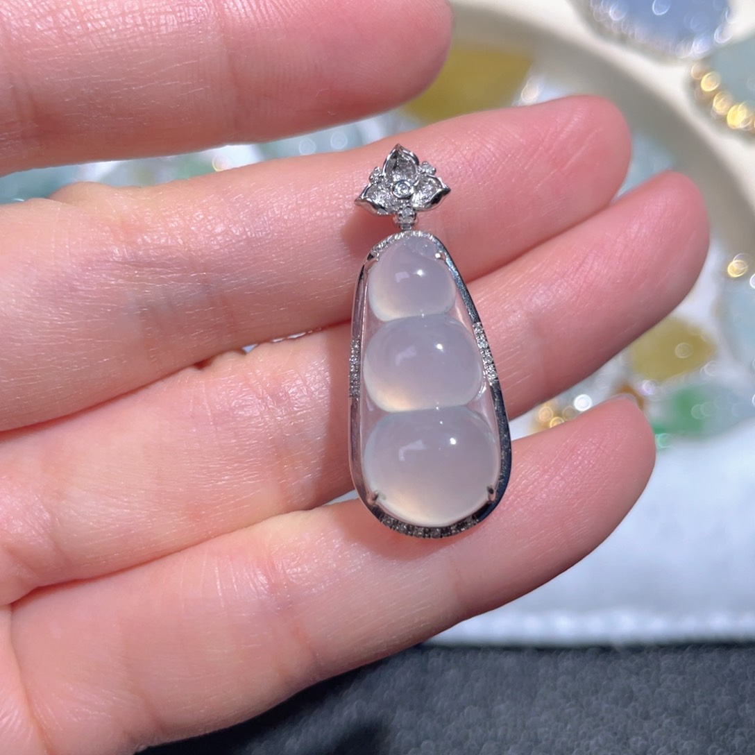 翡翠颈饰18K金镶嵌翡翠