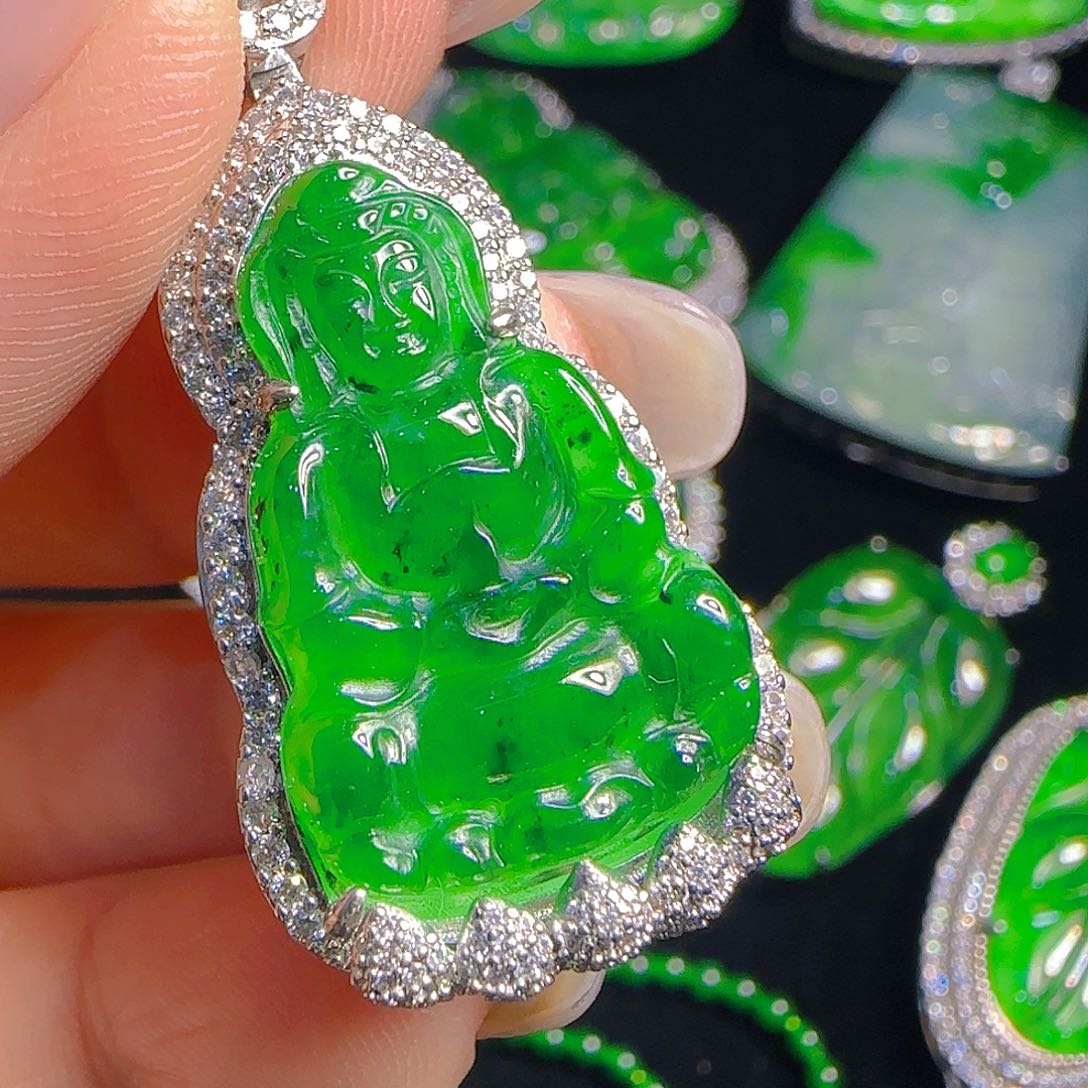 翡翠吊坠(赠链)未镶嵌