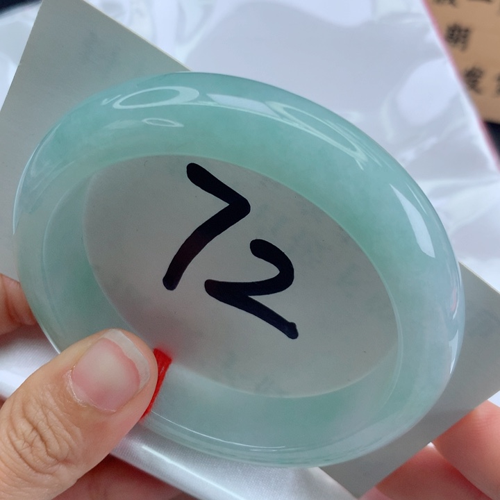 翡翠手镯未镶嵌满绿