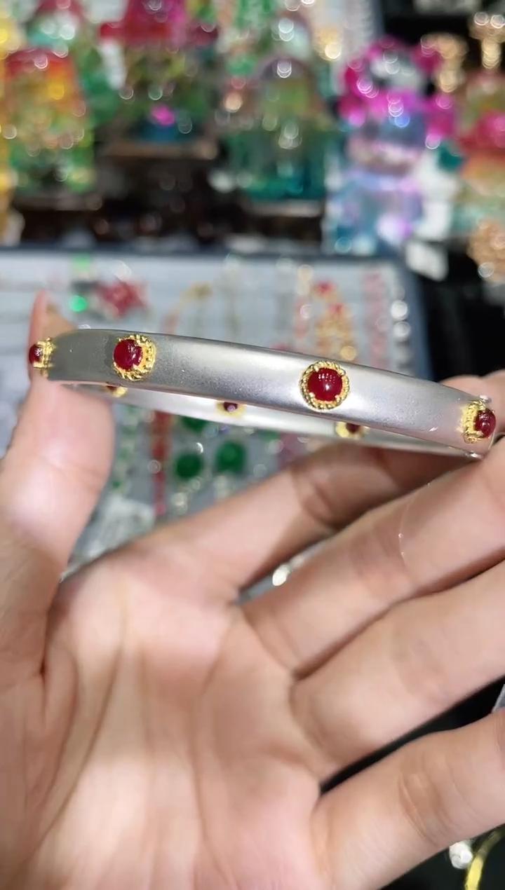 18K金镶嵌天然红宝石手镯满圈款