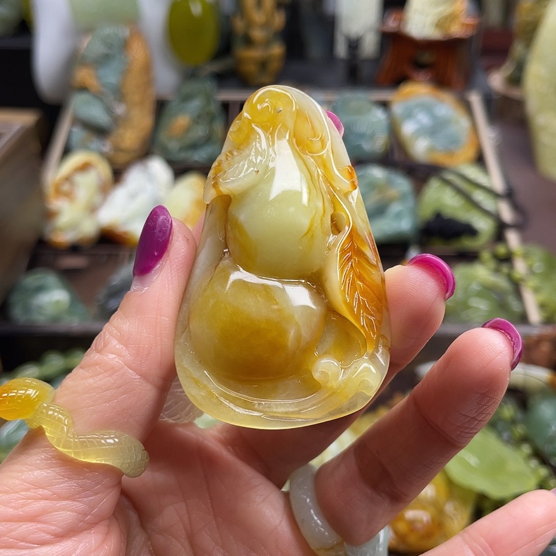 蛇纹石玉颈饰未镶嵌花玉王葫芦