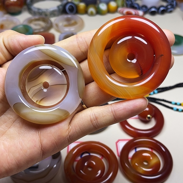 玉***人玛瑙/玉髓未镶嵌颈饰