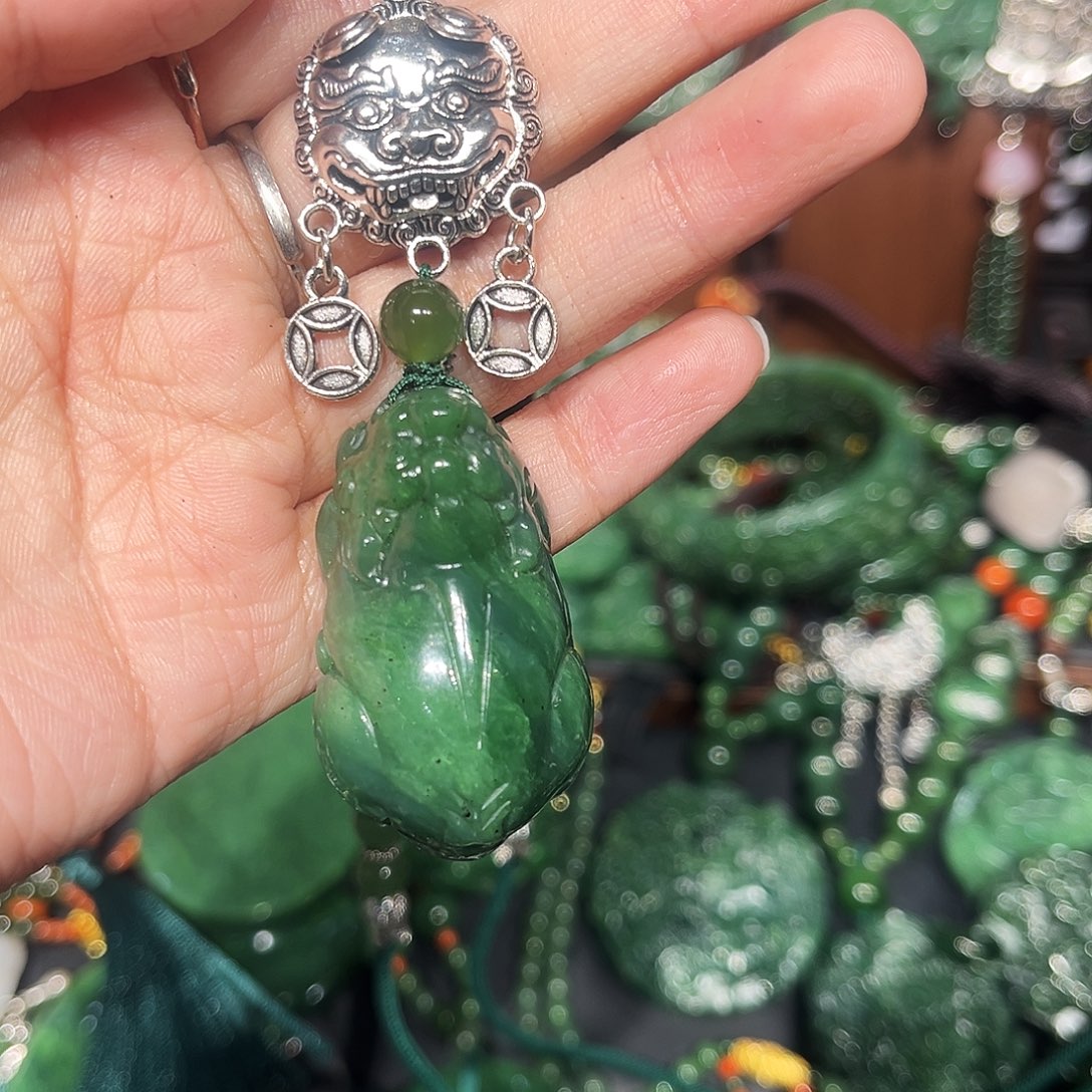 颈饰未镶嵌和田玉（糖玉）小**子