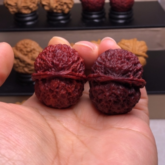 文玩核桃把件七彩龙鳞纹绣球地闷12