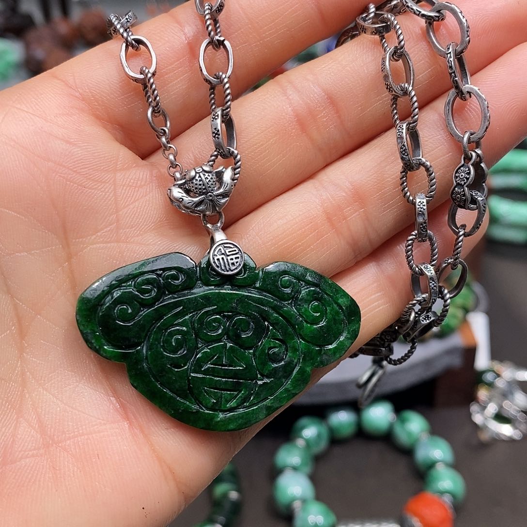 颈饰未镶嵌翡翠漂亮美眉