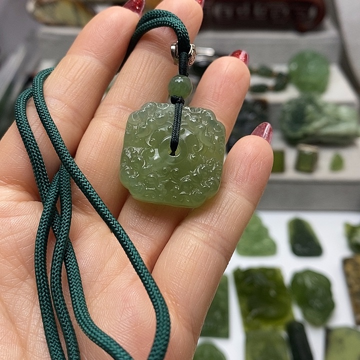 蛇纹石玉挂件未镶嵌