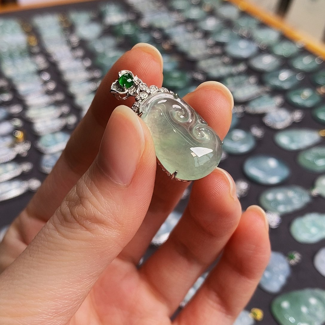 翡翠18K金镶嵌颈饰小**奇天然缅甸翡翠吊坠如意