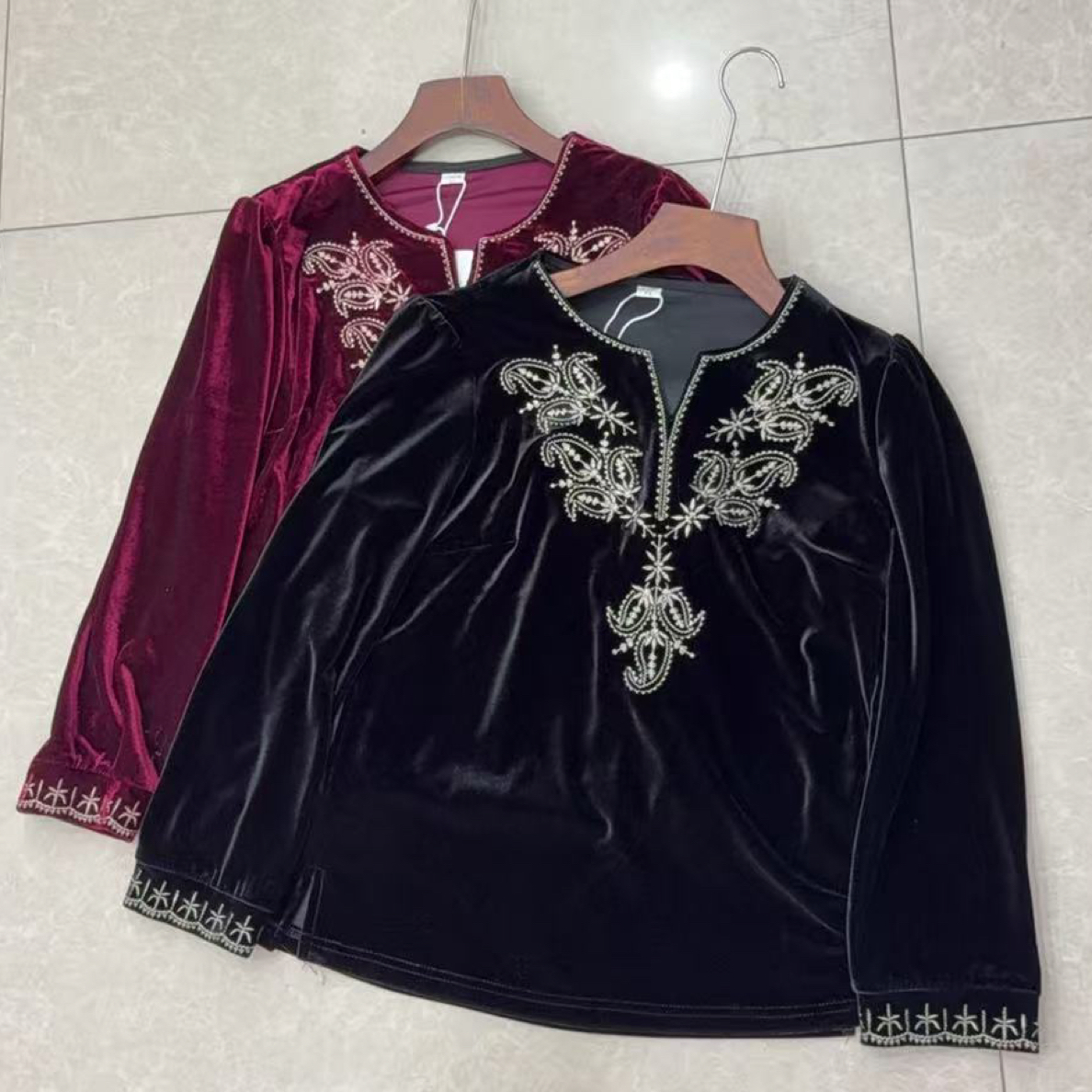 汝州喷姐2025新款早秋丝绒刺绣长袖复古百搭小V领显瘦大码妈妈装