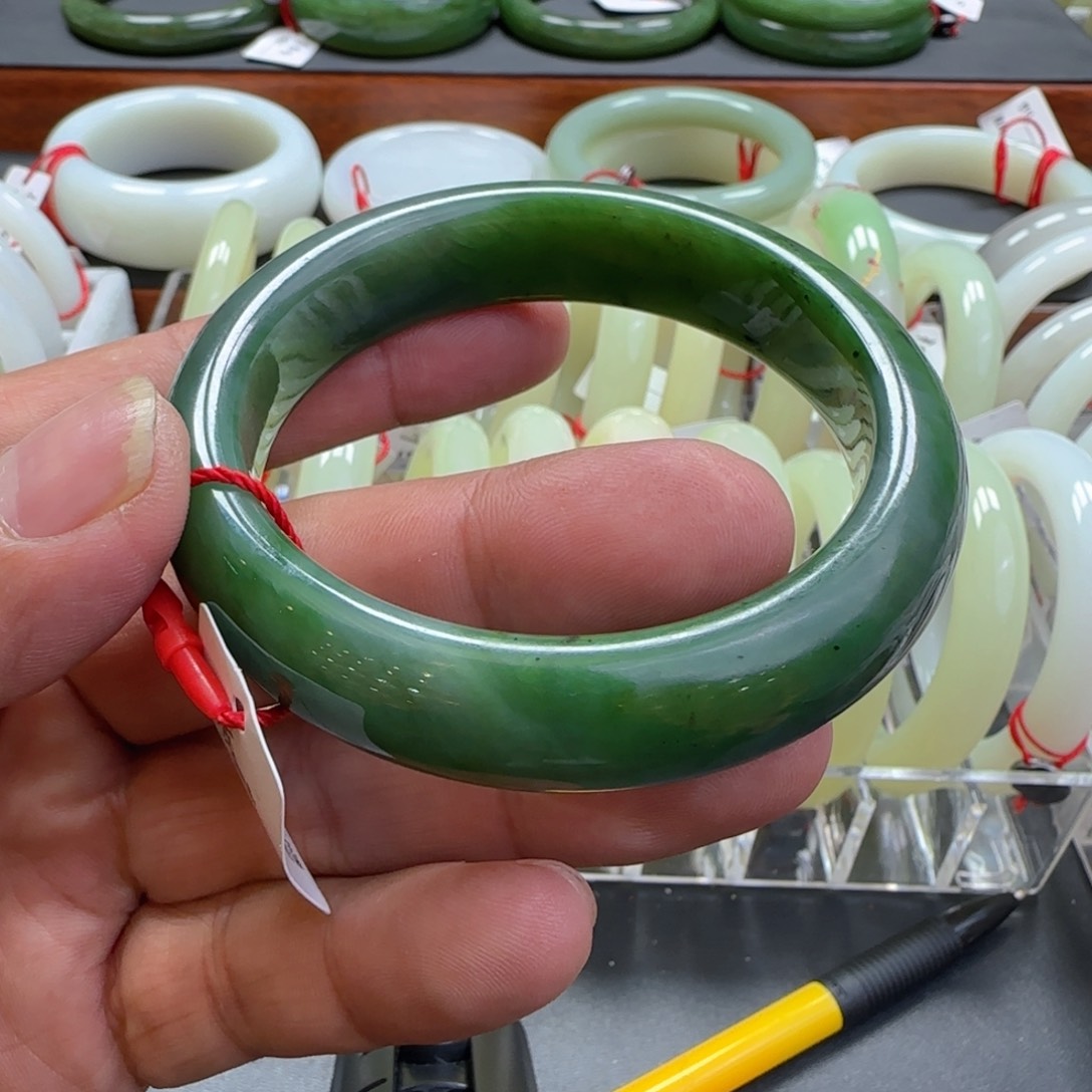 和田玉未镶嵌手镯