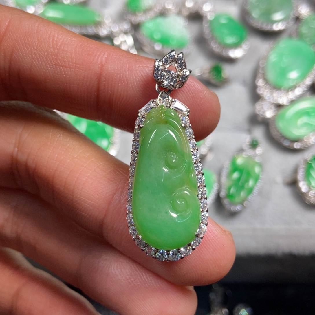 翡翠颈饰未镶嵌如意