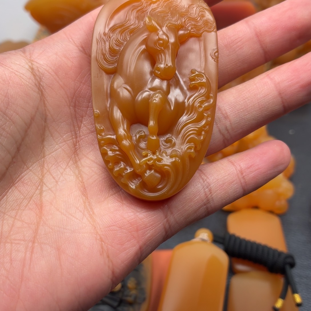 石英质玉（黄龙玉）未镶嵌颈饰