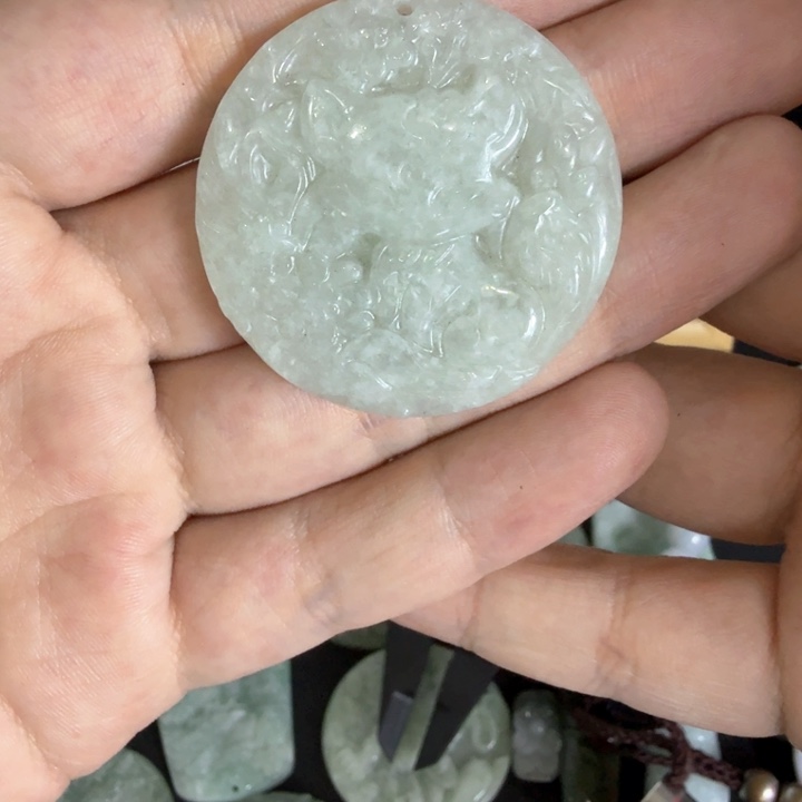 翡翠挂件未镶嵌翡翠