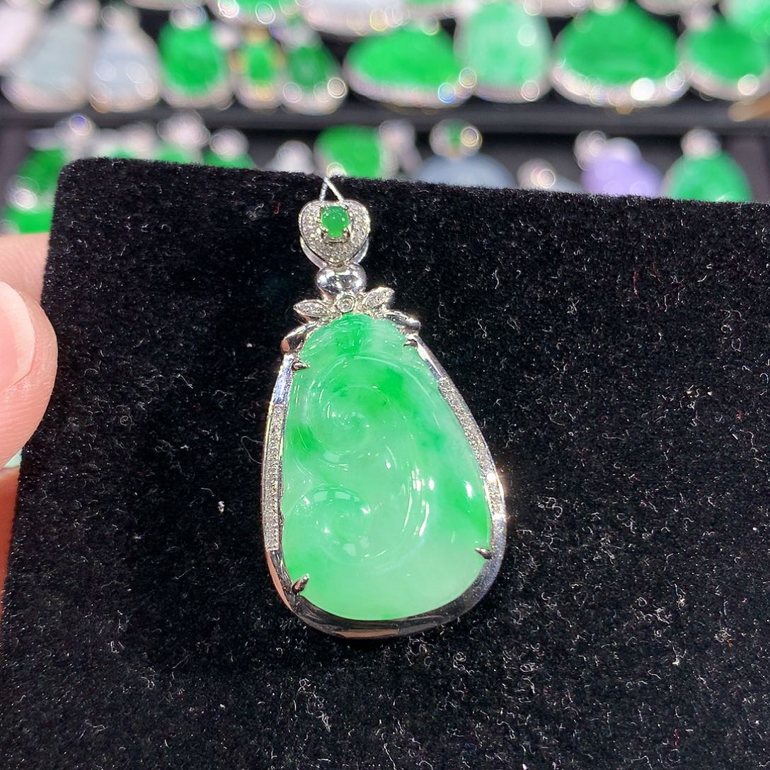 翡翠18K金镶嵌颈饰