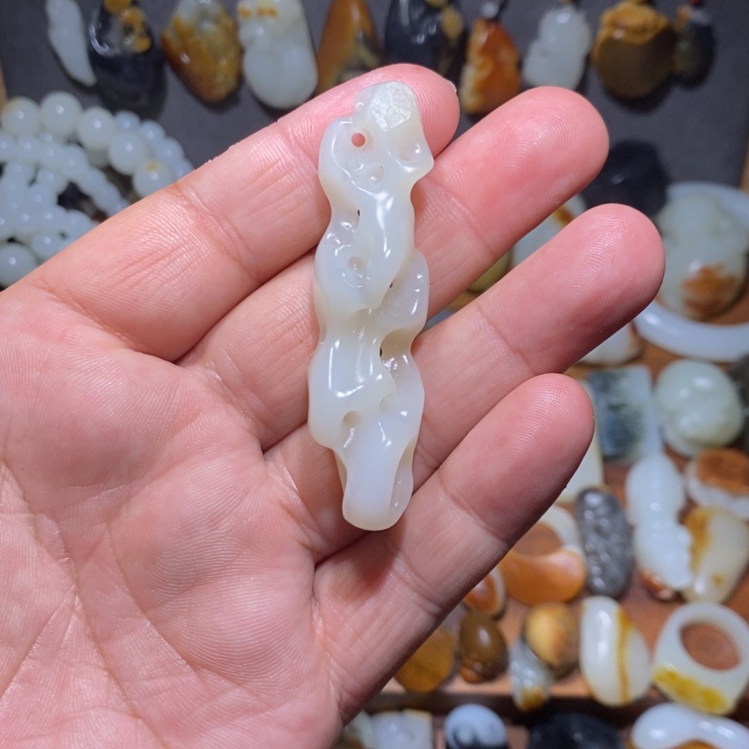 和田玉颈饰未镶嵌都**?