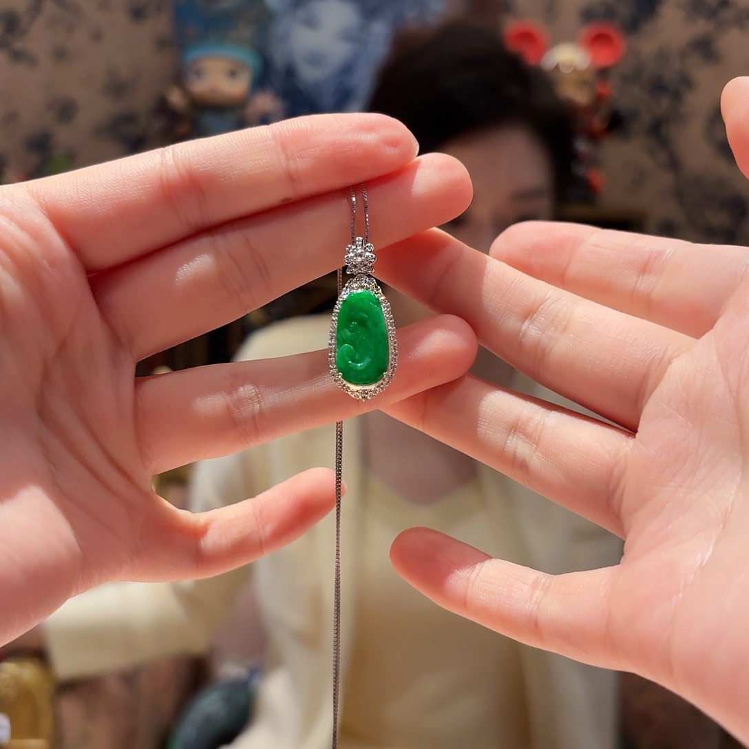 翡翠吊坠(赠链)18K金镶嵌