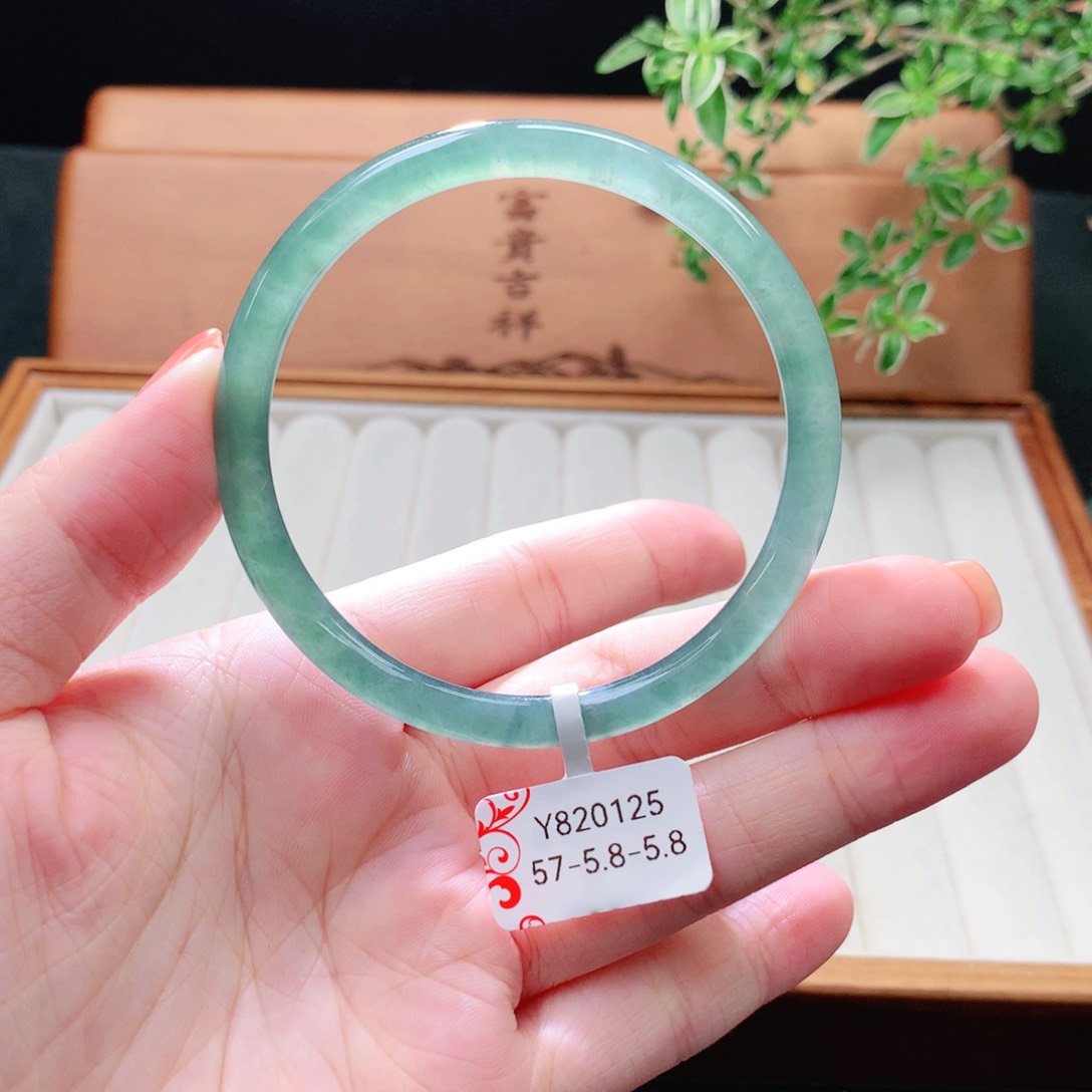 未镶嵌手镯（圆镯）翡翠