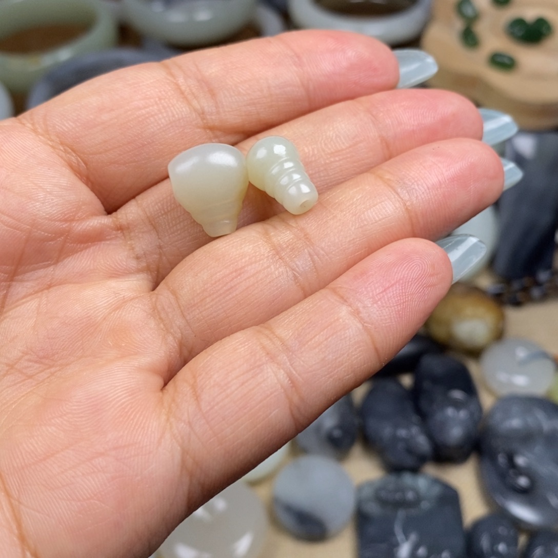 小***迷和田玉未镶嵌颈饰