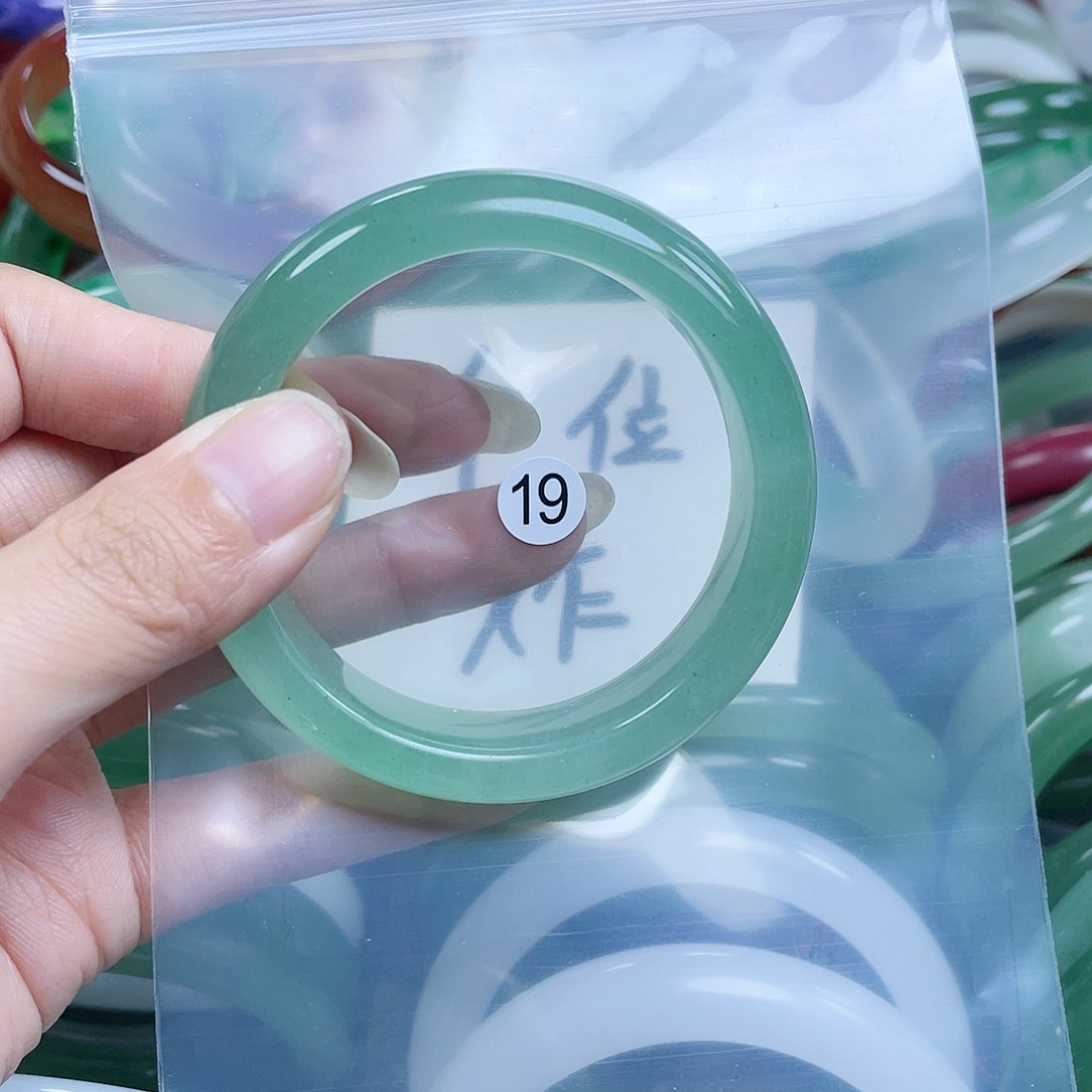 【闪购商品】石英质玉手镯未镶嵌53