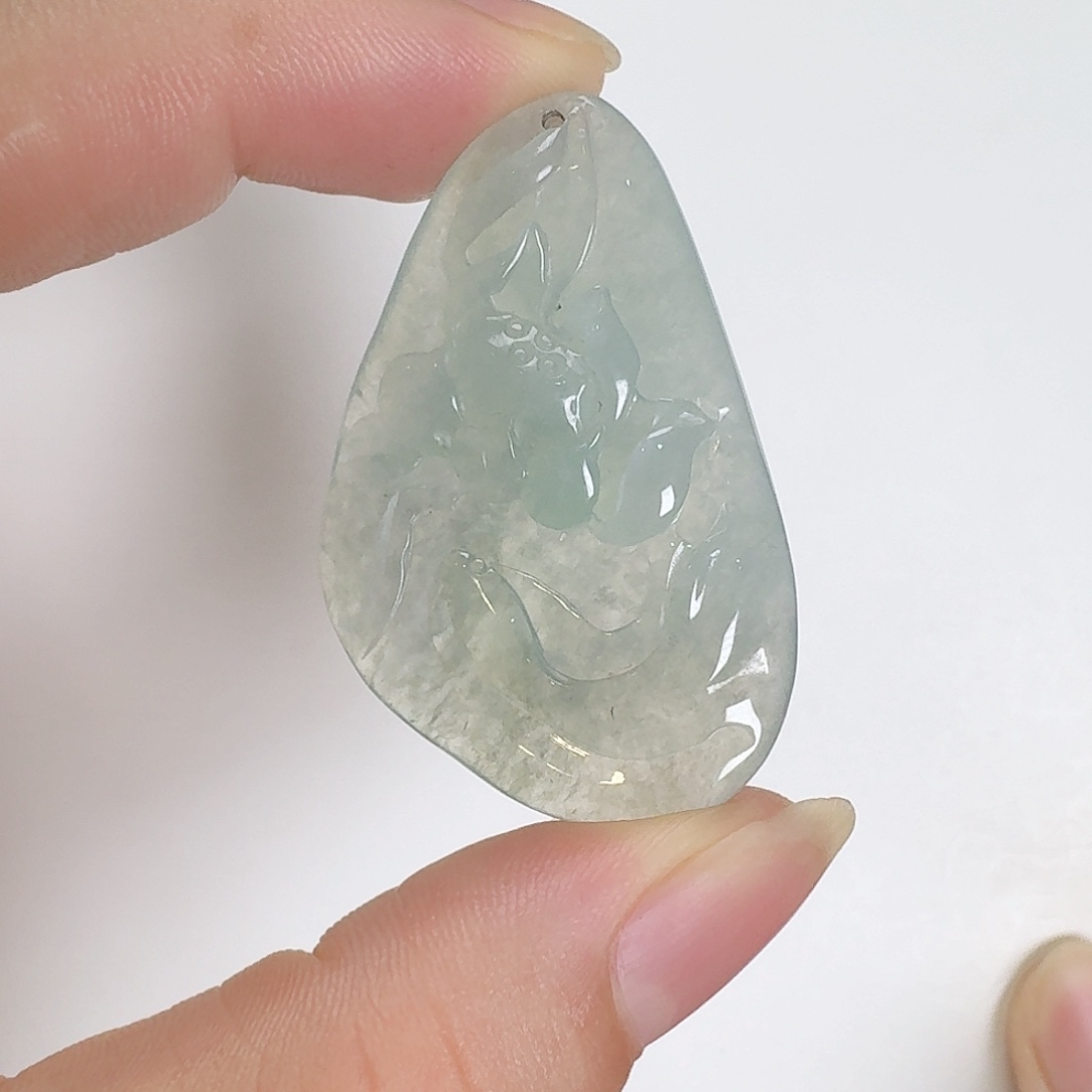 翡翠未镶嵌颈饰莲年有鱼