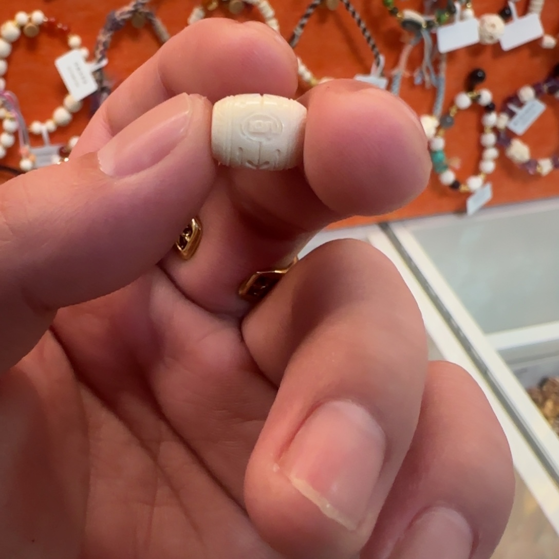 刘***号猛犸牙回纹桶珠雕刻
