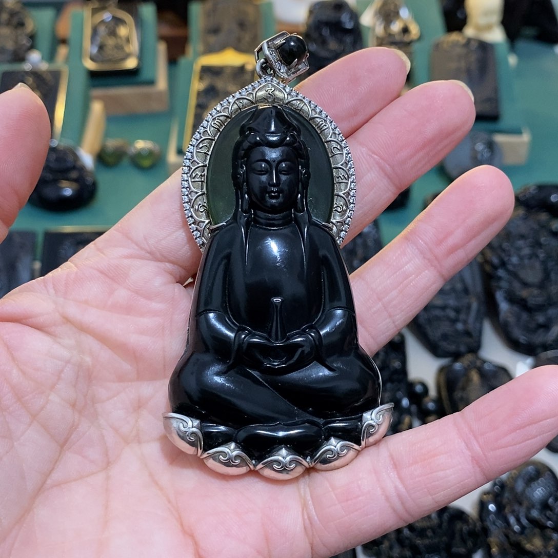 蛇纹石玉颈饰未镶嵌屠****猪