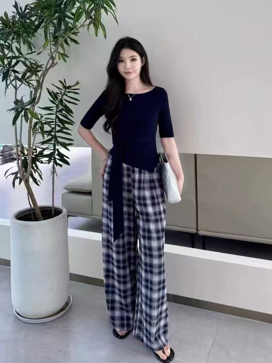 时尚显瘦格子裤套装