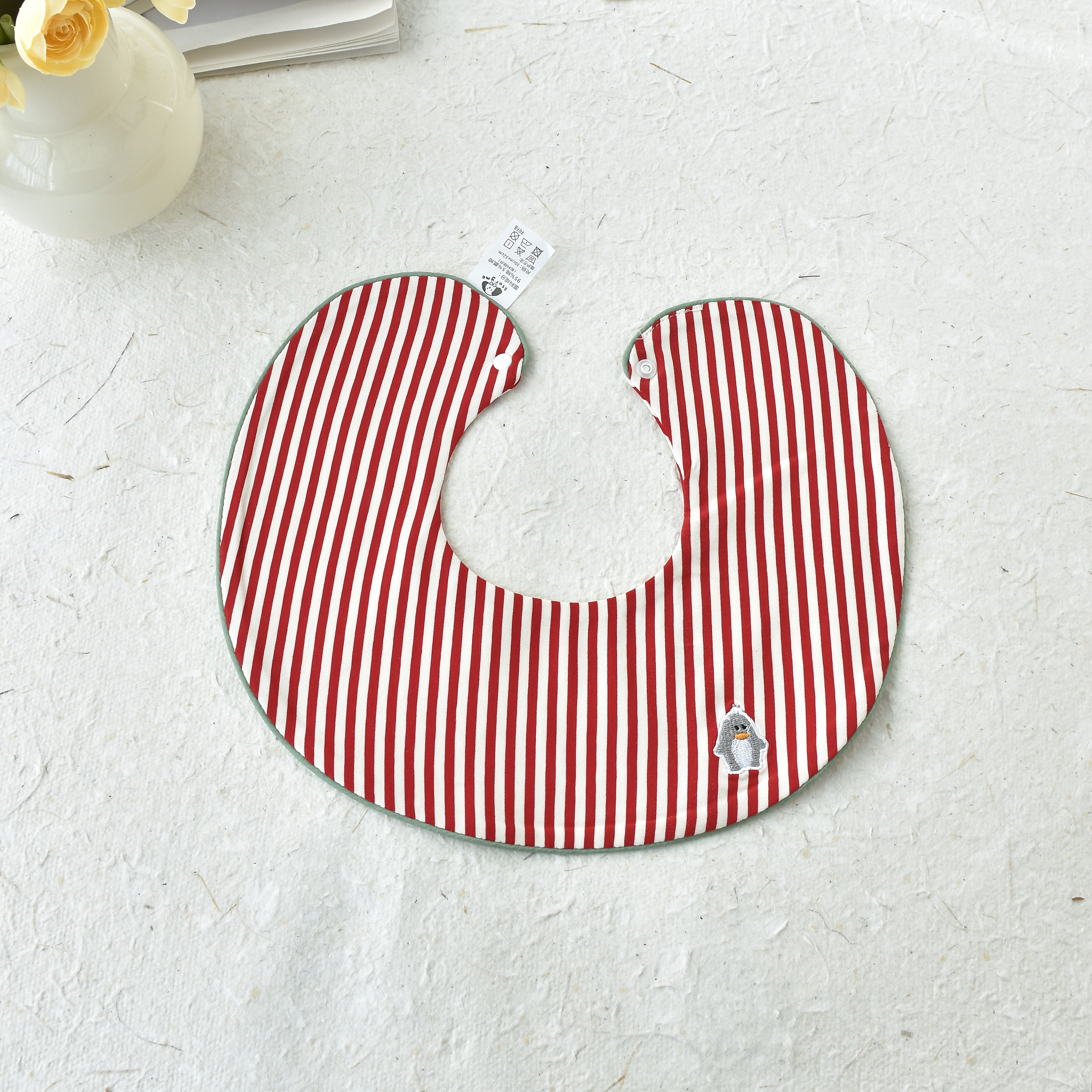 [y363]红条纹绿色刺绣小企鹅口水巾围兜新生儿防吐奶柔软透气可爱