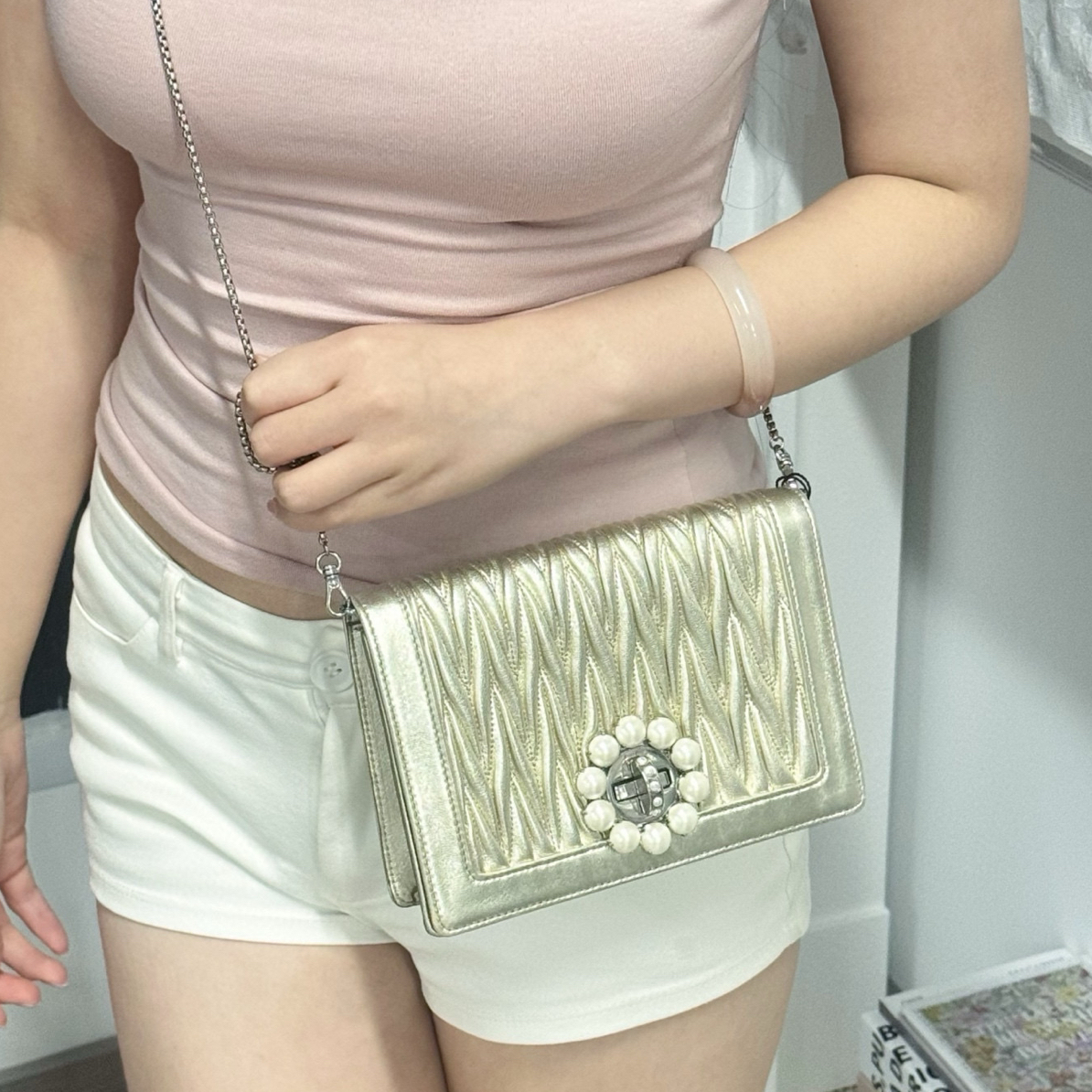 95新 MIU MIU/缪缪 miumiu香槟金褶皱斜挎包 