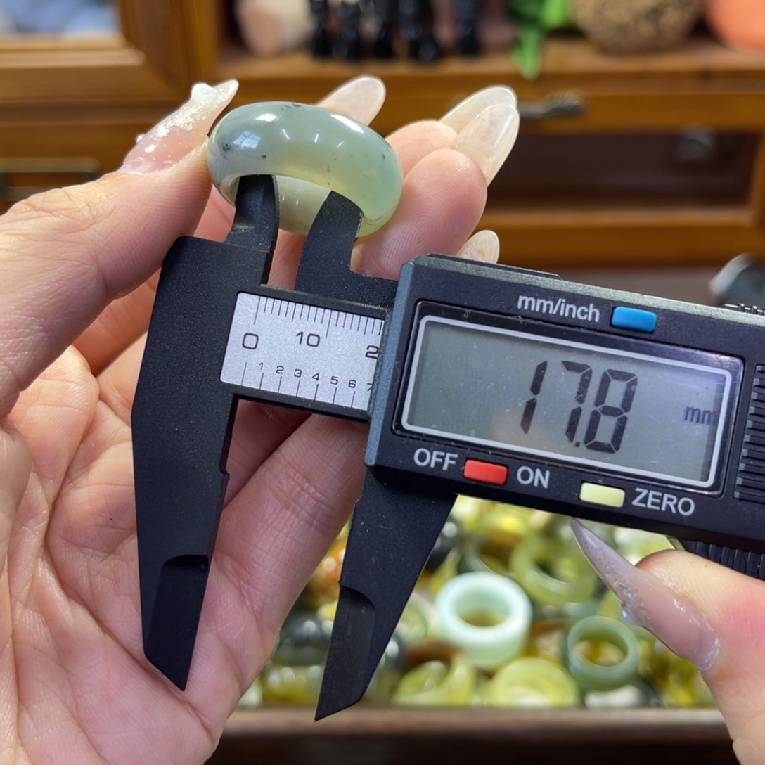 蛇纹石玉未镶嵌手镯112