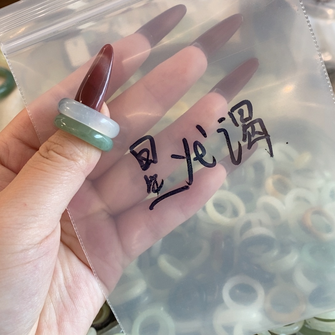 星***谒蛇纹石玉未镶嵌戒指