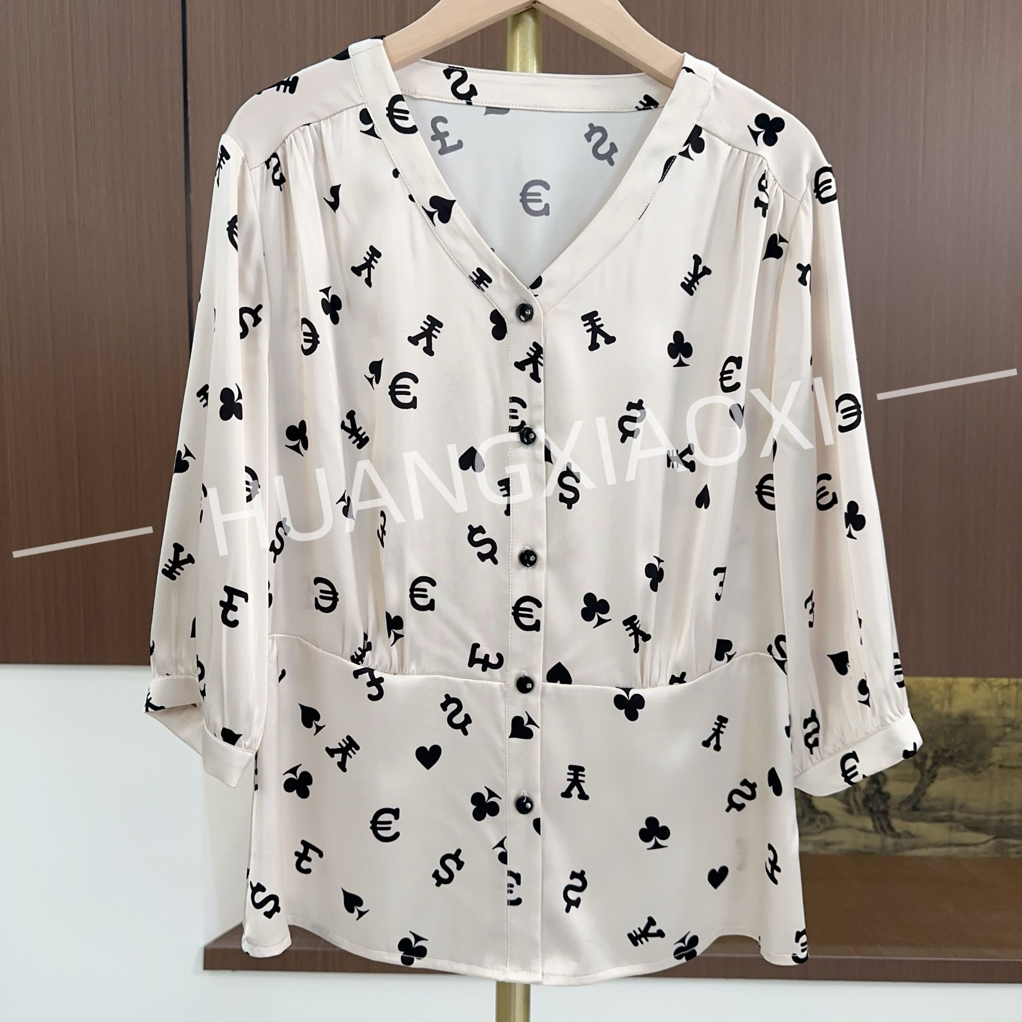 HUANGXIAOXI 黑桃爱心字母米白色优雅减龄气质小衫 HXX-015