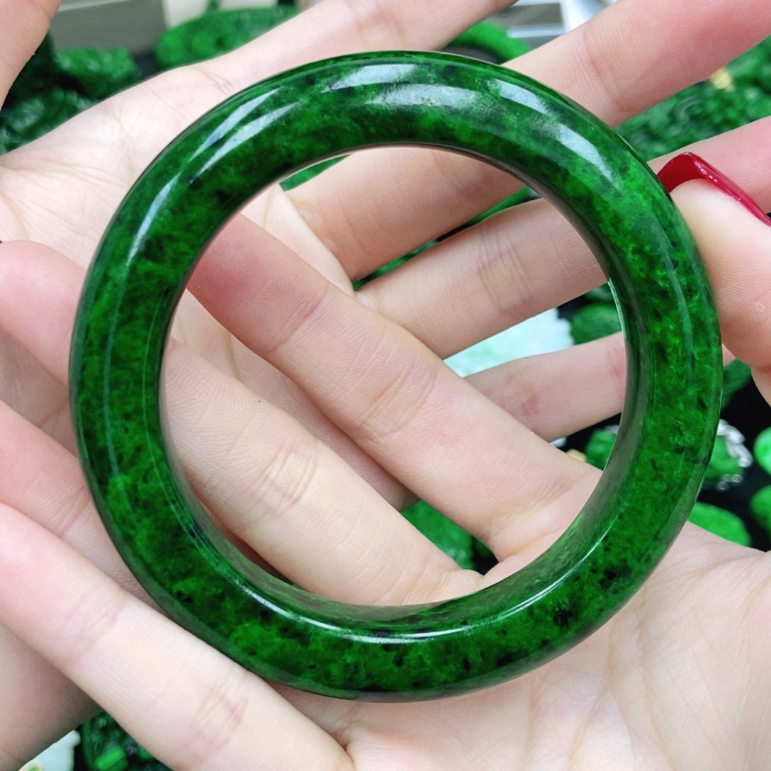 翡翠颈饰未镶嵌手镯