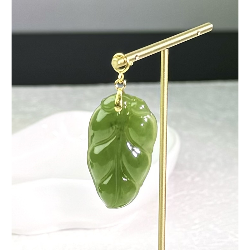 碧玉苹果绿金枝玉叶银镶扣头吊坠