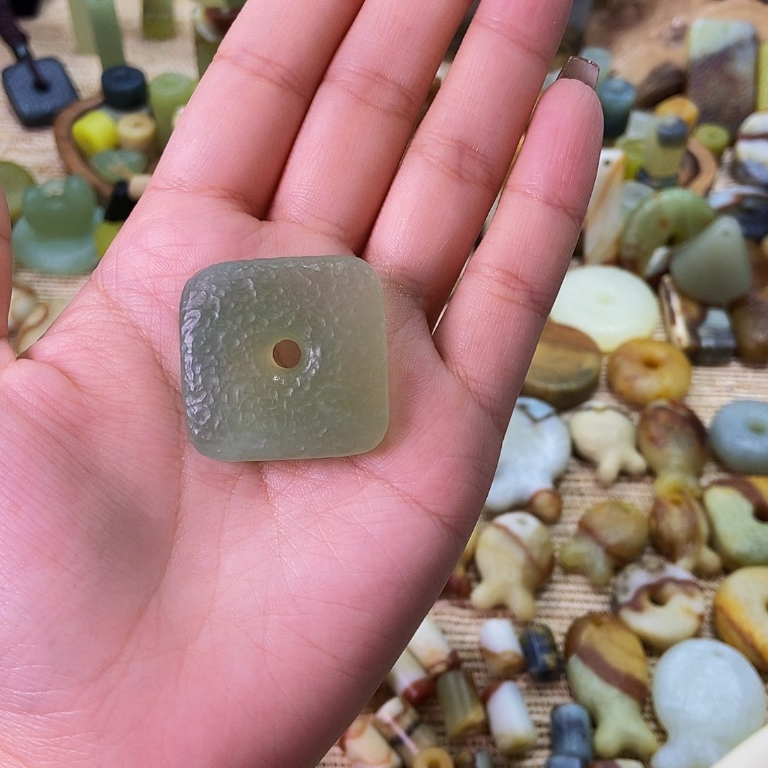 未镶嵌蛇纹石玉挂件P****薄