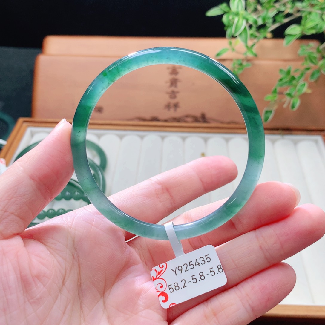 未镶嵌手镯（圆镯）翡翠