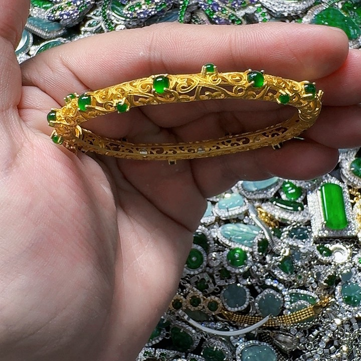 翡翠颈饰未镶嵌天然A货翡翠放漏