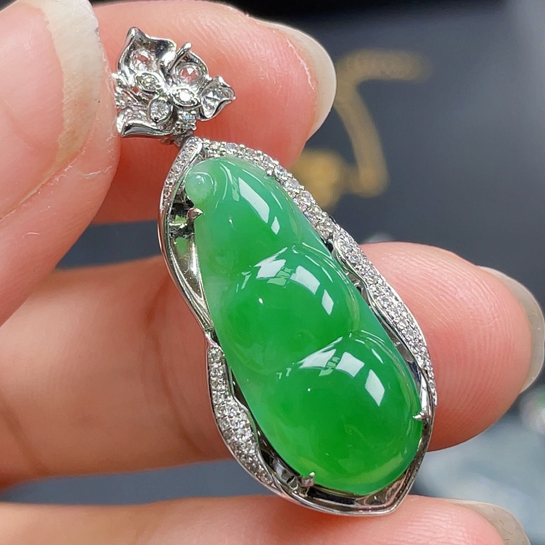 翡翠18K金镶嵌颈饰绿豆子