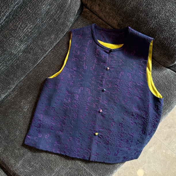 Lillieee-嘉年 秋冬国风设计感复古图腾撞色扣 气质高级感马甲